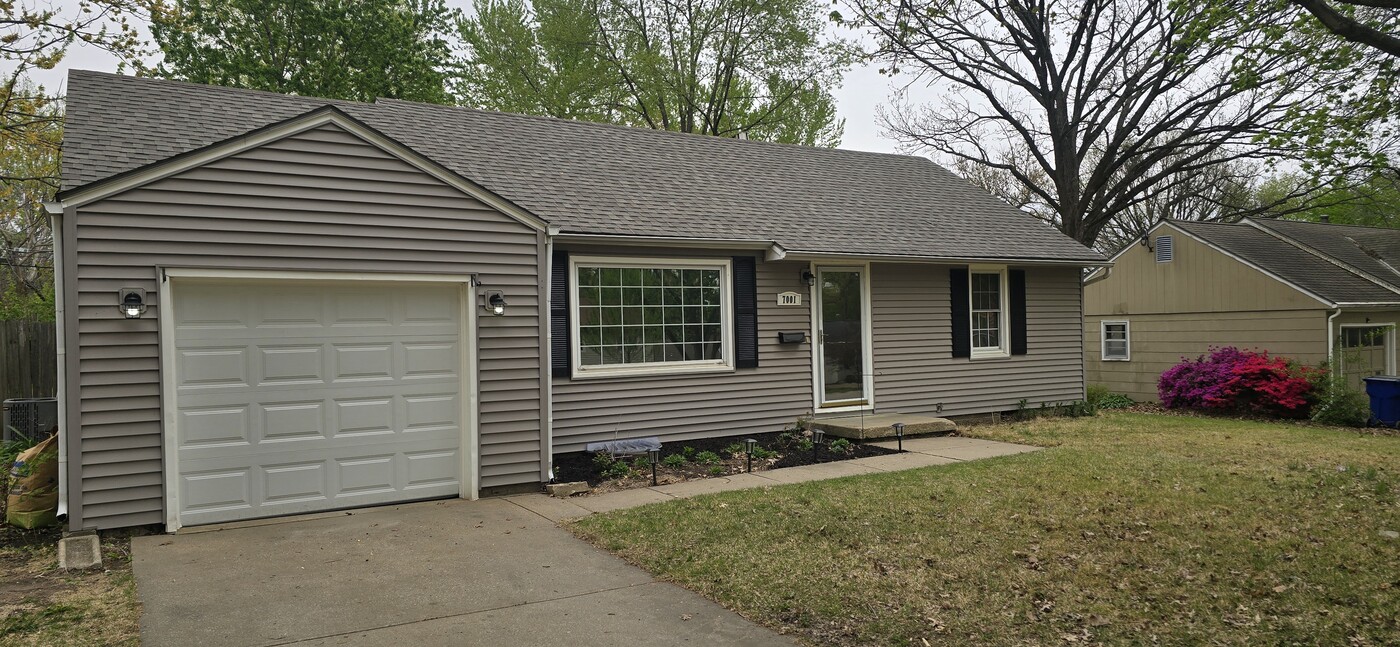 7001 Lamar Ave in Overland Park, KS - Foto de edificio