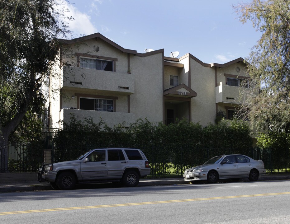 6719 Coldwater Canyon Ave in North Hollywood, CA - Building Photo