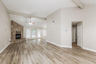8530 Sunny Ridge Dr in Houston, TX - Building Photo - Building Photo
