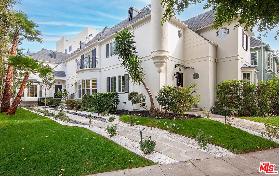 422 Smithwood Dr in Beverly Hills, CA - Foto de edificio