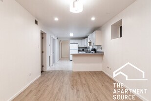 1110 W Wolfram St, Unit G in Chicago, IL - Building Photo