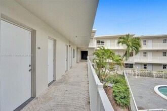 1895 Venice Park Dr in Miami, FL - Building Photo - Building Photo