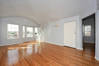 1252 N Mariposa Ave, Unit 102 in Los Angeles, CA - Building Photo - Building Photo