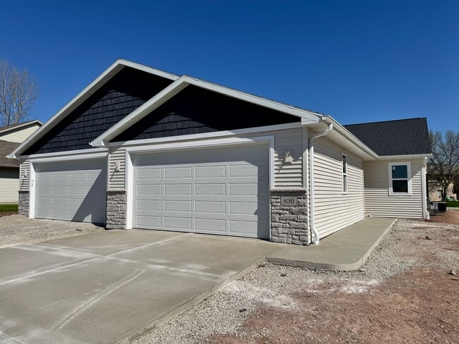 830 Highland Park Rd in Neenah, WI - Foto de edificio - Building Photo