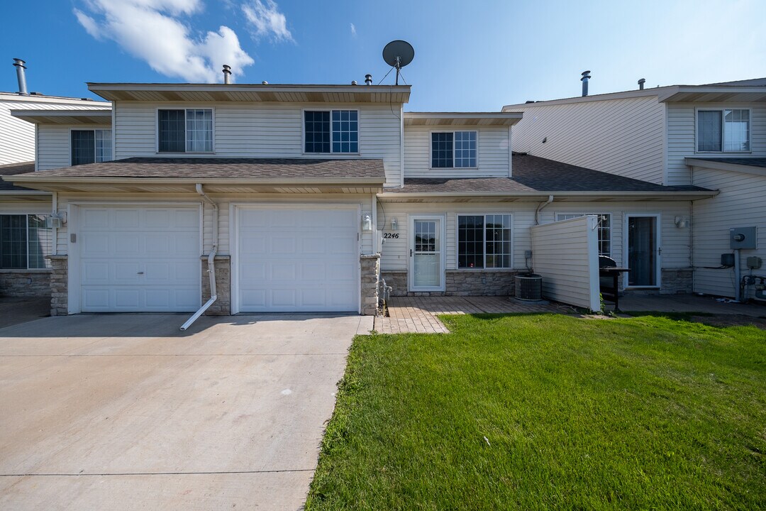 2246 Flamingo Dr in Shakopee, MN - Building Photo