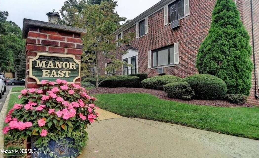 183 Manor E in Red Bank, NJ - Foto de edificio