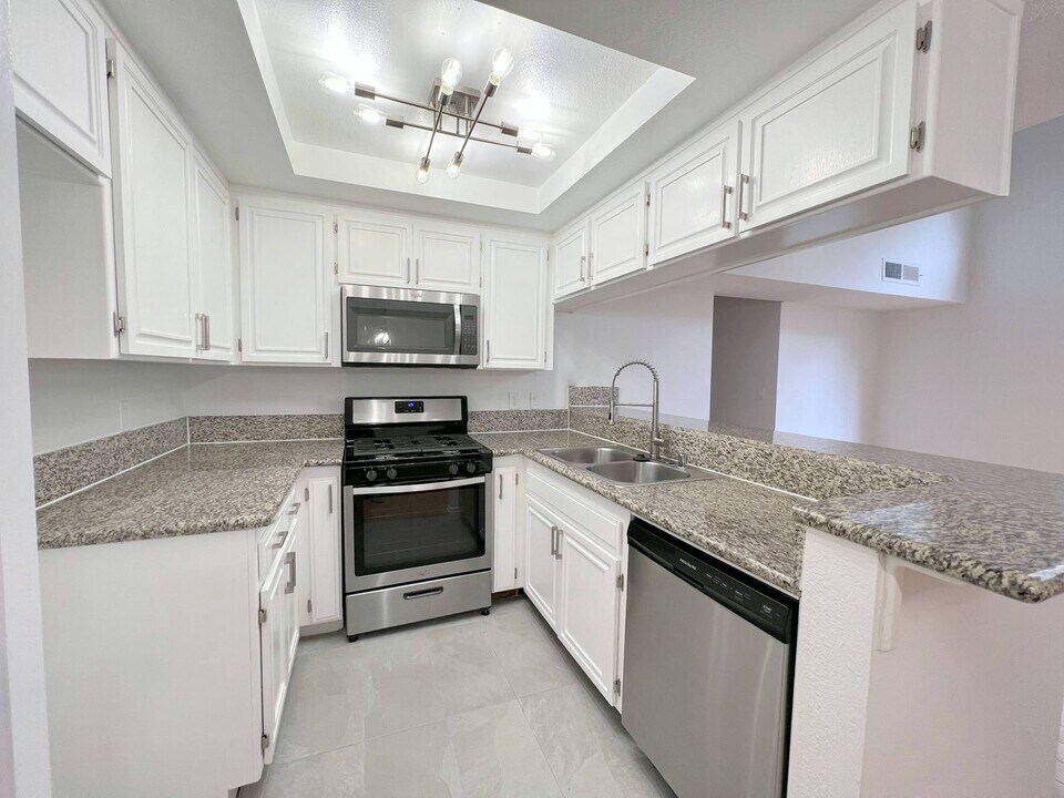 5248-5248 Cartwright Ave in Los Angeles, CA - Building Photo
