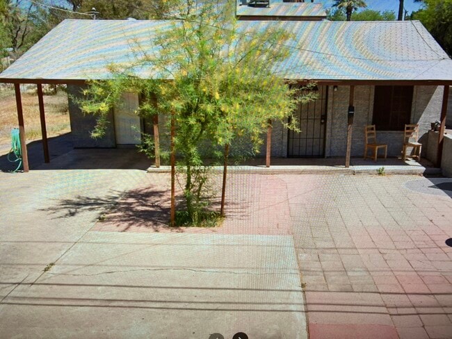 property at 1205 S Farmer Ave