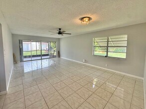 7257 Pine Park Dr N in Greenacres, FL - Foto de edificio - Building Photo