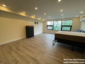 1028a Commonwealth Ave, Unit 305 in Boston, MA - Foto de edificio - Building Photo