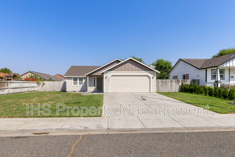 5204 Desert Dove Loop in West Richland, WA - Building Photo