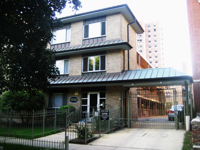 528 W Wellington Ave in Chicago, IL - Building Photo - Building Photo