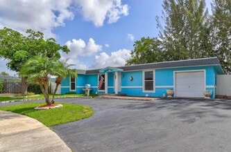 6605 NW 80th Ct in Tamarac, FL - Building Photo - Building Photo