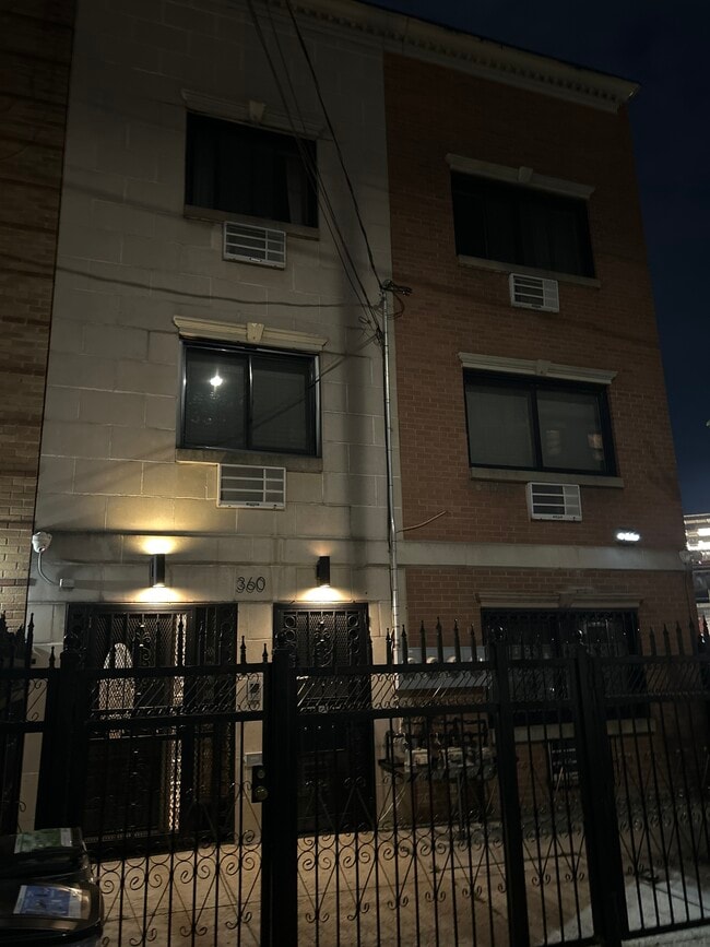 360 Linden St, Unit 1 in Brooklyn, NY - Foto de edificio - Building Photo