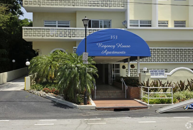 353 W 47th St in Miami Beach, FL - Building Photo