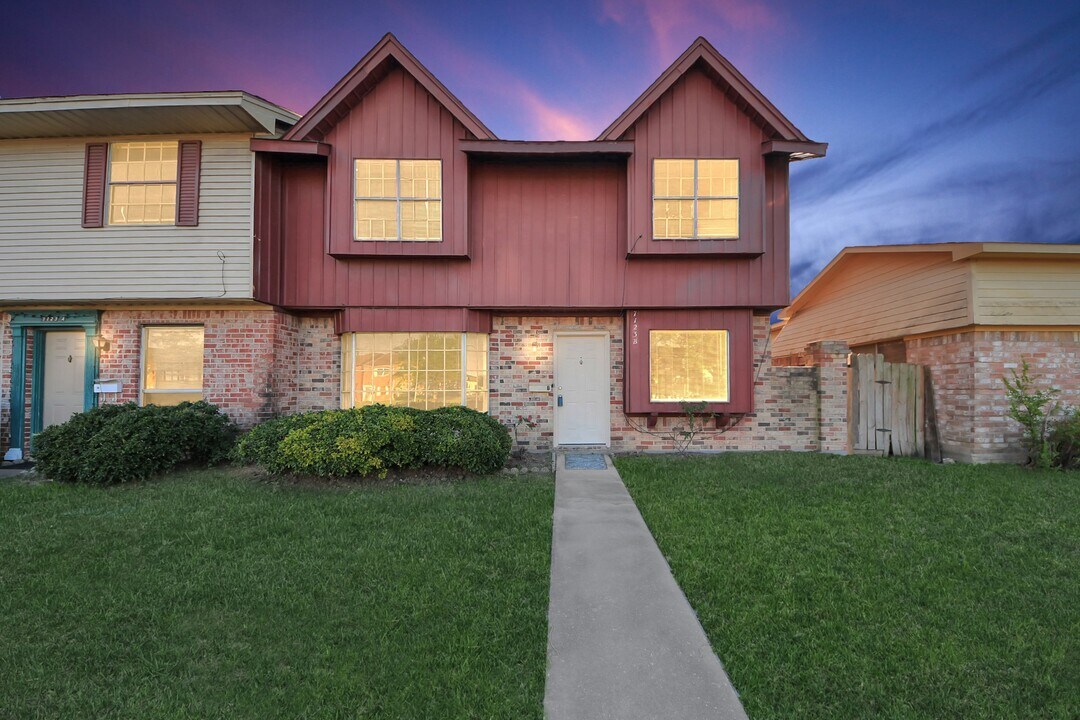 7123 S Gessner Rd in Houston, TX - Building Photo