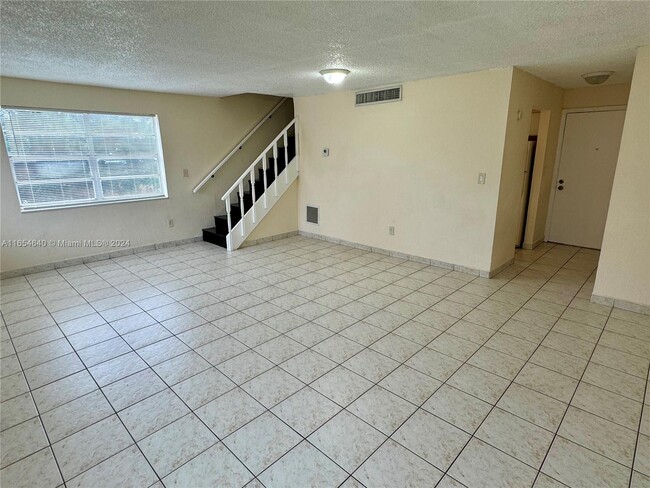 1305 W 53rd St in Hialeah, FL - Building Photo - Building Photo