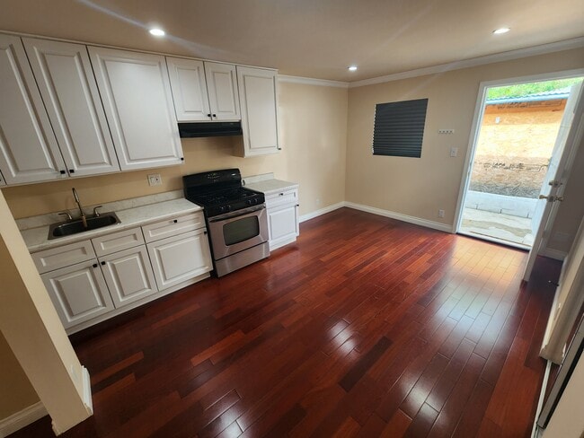 16331 Shamhart Dr, Unit B in Los Angeles, CA - Building Photo - Building Photo