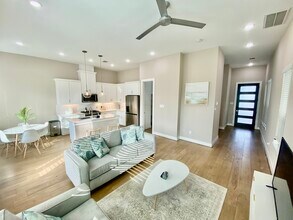 303 Queen Sude Ln in Houston, TX - Building Photo - Building Photo