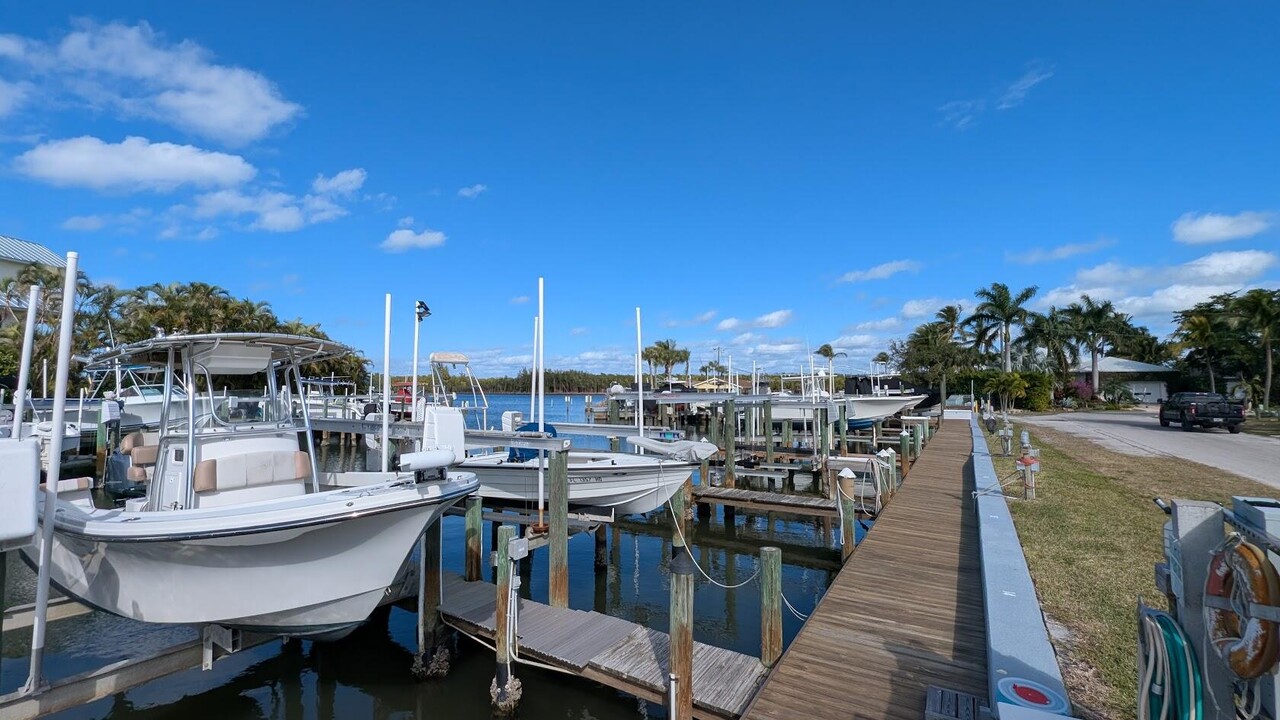 5106 SE Orange St in Stuart, FL - Foto de edificio