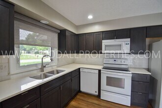 1313 NW 92nd St in Clive, IA - Building Photo - Building Photo