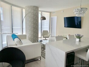 55 SW 9th St, Unit # 2003 in Miami, FL - Foto de edificio - Building Photo