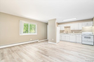 1656 Parkwood Ave in Ypsilanti, MI - Building Photo - Building Photo