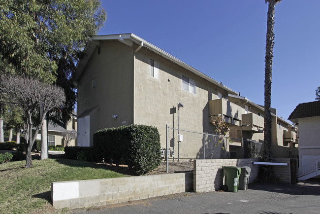 1265 E Grand Ave in Escondido, CA - Foto de edificio - Building Photo