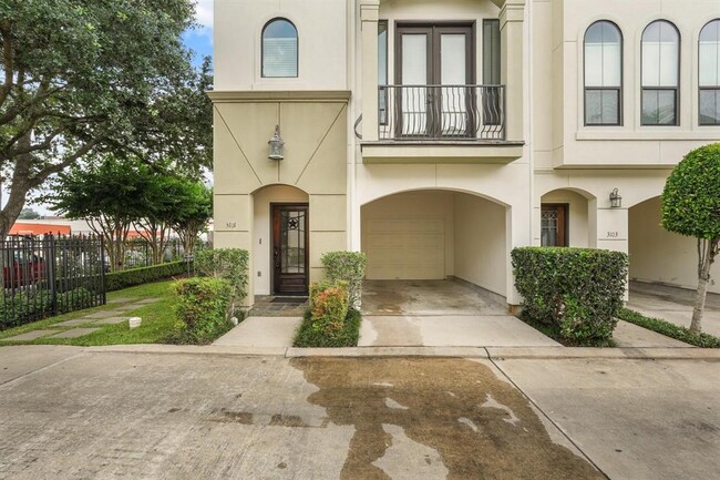 3101 Fairdale Oaks E in Houston, TX - Building Photo - Building Photo