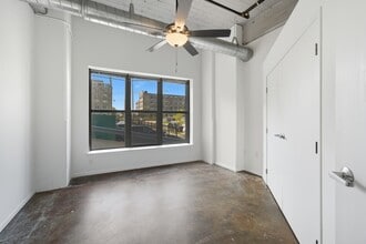 Teweles Seed Tower Apartments in Milwaukee, WI - Foto de edificio - Building Photo