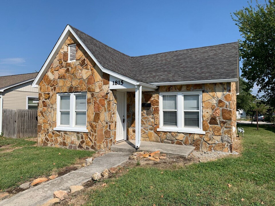 1815 Kentucky Ave in Joplin, MO - Foto de edificio
