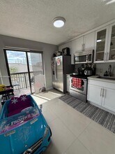 5290 W 21st Ct in Hialeah, FL - Foto de edificio - Building Photo