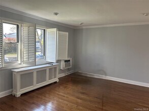 1084 Fenwood Dr in Valley Stream, NY - Building Photo - Building Photo