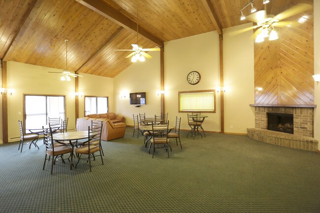 Woodland North Apartments in Coon Rapids, MN - Building Photo - Building Photo