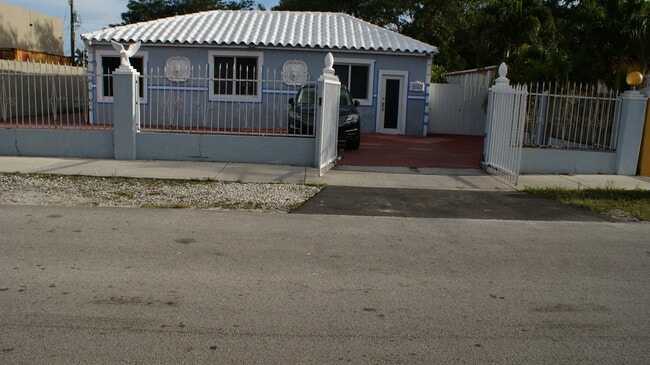 2240 NW 90th St, Unit 1 in Miami, FL - Foto de edificio - Building Photo