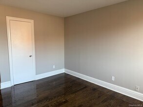 140 McGlynn Pl in Hempstead, NY - Building Photo - Building Photo