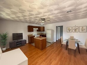 211 Skyway Dr, Unit 5 in Euless, TX - Building Photo - Building Photo