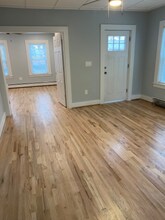 68-70 College St in Enfield, CT - Foto de edificio - Building Photo