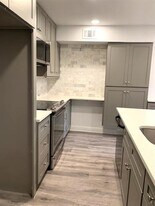 16301 Ledgemont Ln in Addison, TX - Building Photo