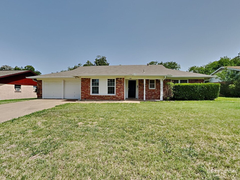 220 Revere Dr in Fort Worth, TX - Foto de edificio