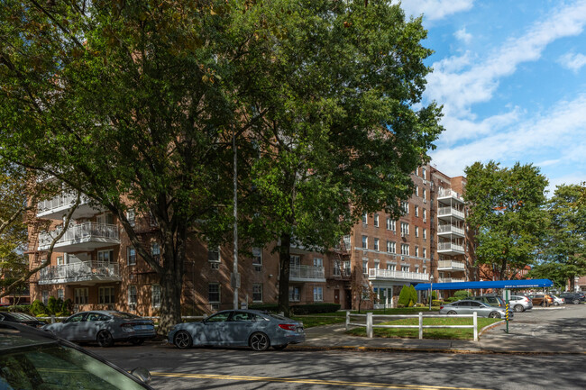 Plymouth House West in Howard Beach, NY - Building Photo - Building Photo