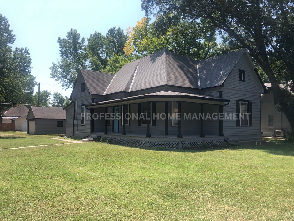 721 E 12th Ave in Winfield, KS - Building Photo