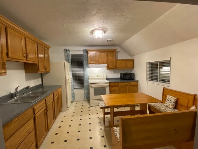 215 E Spring St, Unit Upper