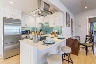 8232 SW Hawthorne Ln in Vashon, WA - Foto de edificio - Building Photo