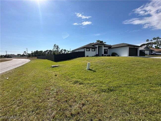 1124 NE 35th Ln in Cape Coral, FL - Foto de edificio - Building Photo