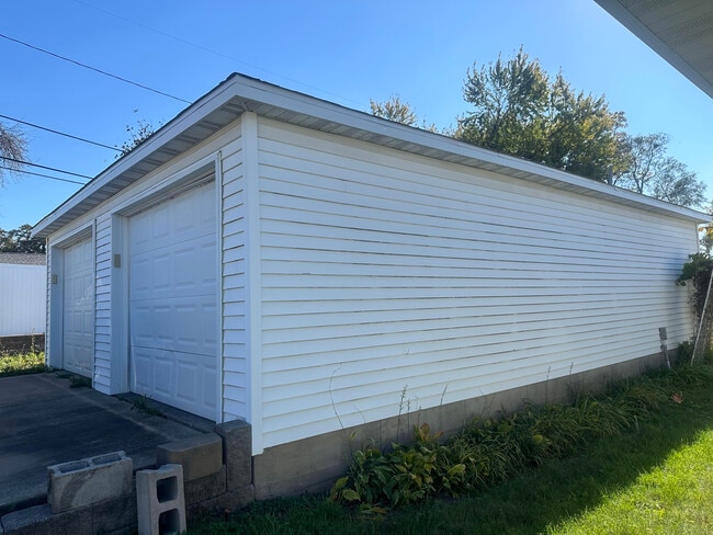 105 W Willman St in Hiawatha, IA - Building Photo - Building Photo