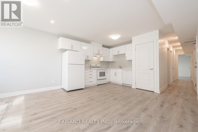 942 St Clair Ave W in Toronto, ON - Building Photo - Building Photo