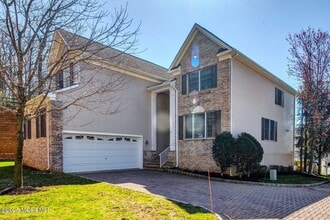 27 Brittany Ct in Atlantic Highlands, NJ - Building Photo - Building Photo
