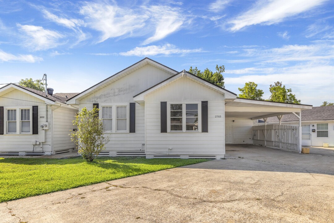 2703 Bank St in Lake Charles, LA - Building Photo