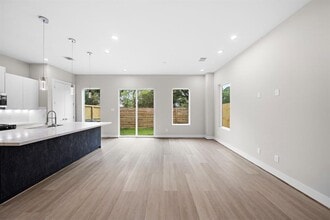 28G Bucan St in Houston, TX - Foto de edificio - Building Photo